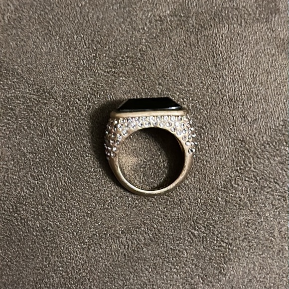 ☘️Lia Sophia Ring, Size 7 - Picture 2 of 3